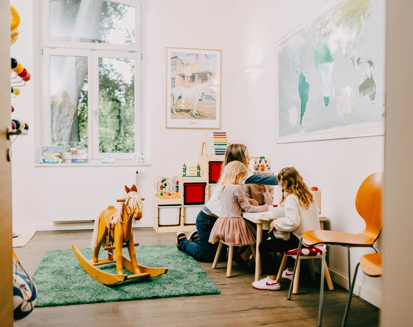 Das Wartezimmer der Zahnarztpraxis Villa Mundgesund in Bamberg lädt Kinder zum Spielen ein.
